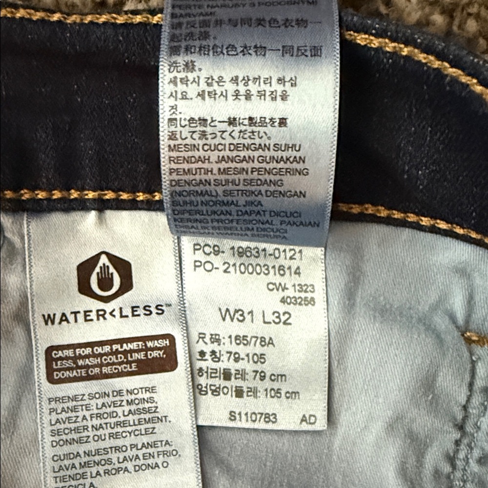 Women's 314 Levi’s Shaping Straight Jeans 31/32 - Picture 2 of 4